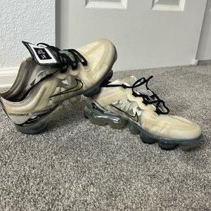 Vapor Max nikes hardly wore pretty much brand new -size 6